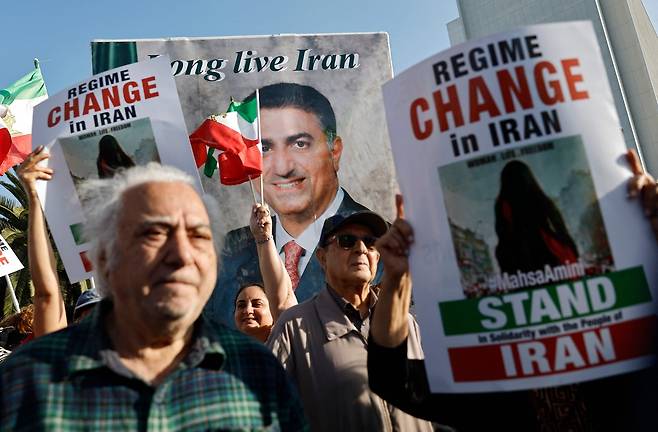 이란의 정권 교체를 요구하는 시위자들이 23일(현지시간) 미국 LA에서 반이란 시위에 참여하고 있다. [AFP]