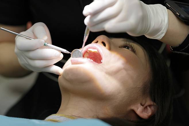 최근 치아보험 수요가 늘어나는 가운데 금융감독원은 보험금 지급이 거절되는 사례가 잇따르면서 치아보험의 약관 조건을 정확하게 확인해야 한다고 당부했다. [게티이미지뱅크 제공]