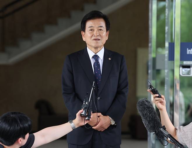 정동영 통일부 장관 후보자가 24일 서울 종로구 남북관계관리단에 마련된 인사청문회 준비사무실로 들어서며 취재진의 질문에 답하고 있다. [연합]