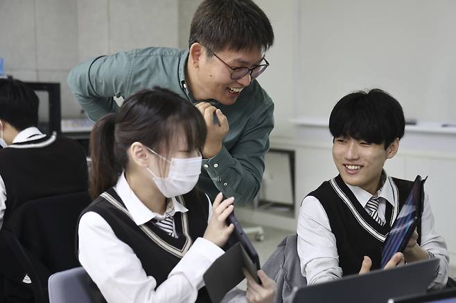 고등학교 교사 10명 중 9명은 올해 도입된 고교학점제가 정착은커녕 시행조차 어려운 상황이라고 답했다는 설문조사 결과가 나왔다. 사진은 서울 관악구 당곡고등학교에서 고교학점제 ‘스마트콘텐츠 실무 수업’이 진행되고 있는 모습. [연합]