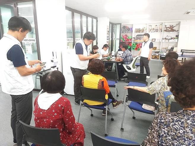 SK텔레콤은 지난 17일부터 19일까지  울릉도에서  정보취약계층 을 대상으로  휴대전화 유심(USIM) 무상 교체를 했다[울릉군 제공]