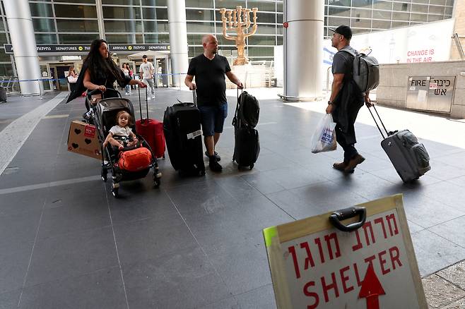 비행기 대당 탑승인원 제한,  청사제한, 출입구제한 조치가 시행된 24일 이스라엘 벤구리온 공항 표정[로이터]