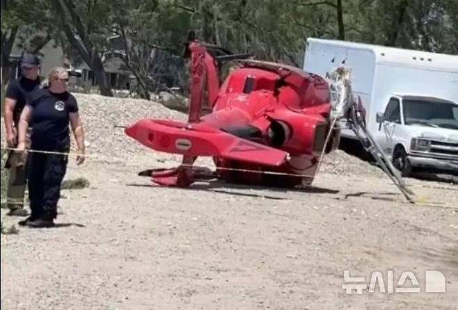[뉴시스]미국 미시간주에서 헬기 한 대가 식당 바로 옆에 추락해 식사하던 손님들이 급하게 대피하는 소동이 벌어졌다. (사진=뉴욕포스트)