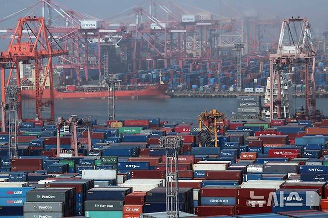 [부산=뉴시스] 하경민 기자 = 부산 남구 신선대(사진 아래) 및 감만(위) 부두 야적장에 수출입 컨테이너가 쌓여 있다. 2025.06.10. yulnetphoto@newsis.com