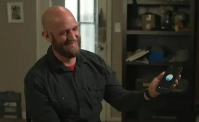 [서울=뉴시스] 미국에 거주하는 크리스 스미스는 챗GPT를 사용하다가 사랑에 빠져 청혼했다. (사진=텔레그래프 캡처) 2025.06.23 *재판매 및 DB 금지