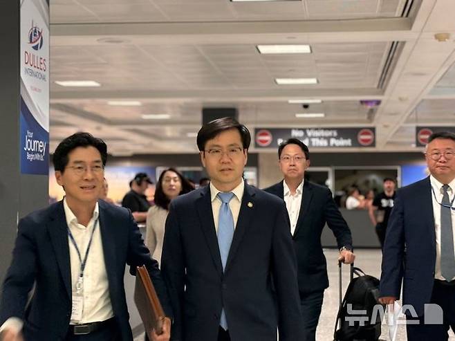 [워싱턴=뉴시스]이윤희 특파원 = 여한구 산업통상자원부 통상교섭본부장이 22일(현지 시간) 미국 워싱턴DC 인근 덜레스국제공항으로 입국하고 있다. 2025.06.23.