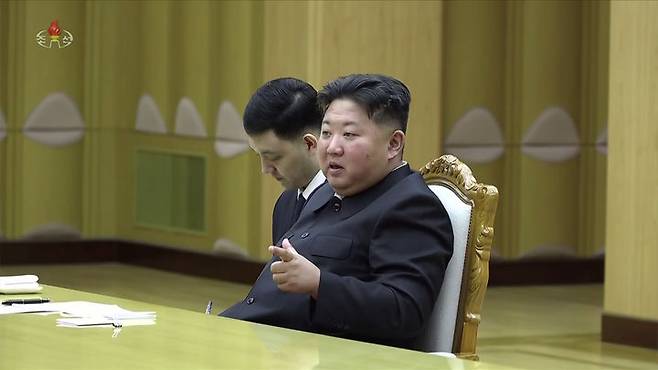 [서울=뉴시스] 김정은 북한 국무위원장이 지난 17일 블라디미르 푸틴 대통령의 특별 임무 지시에 따라 북한을 방문한 세르게이 쇼이구 러시아 국가안보회의 서기를 접견했다고 조선중앙TV가 18일 보도했다. (사진=조선중앙TV 캡쳐) 2025.06.18. photo@newsis.com *재판매 및 DB 금지