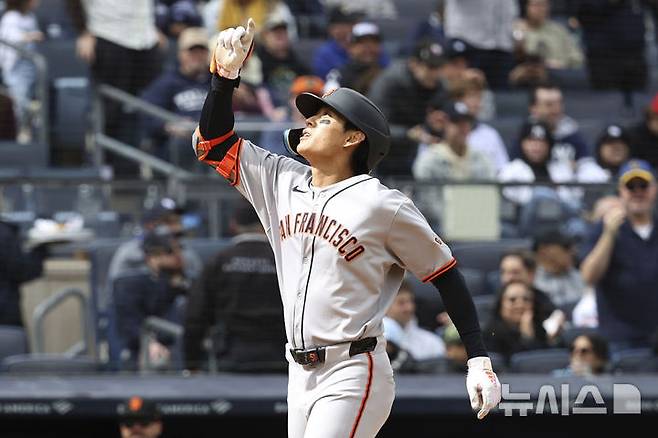 [뉴욕=AP/뉴시스] 샌프란시스코 자이언츠의 이정후가 4월13일(현지 시간) 미국 뉴욕 양키 스타디움에서 열린 2025 메이저리그(MLB) 뉴욕 양키스와의 경기 6회 초 3점 홈런을 친 뒤 세리머니하고 있다. 이정후는 4회에 이어 연타석 홈런을 기록하며, 3타수 2안타 4타점 2득점 1볼넷의 활약으로 팀의 5-4 승리를 이끌었다. 2025.04.14.