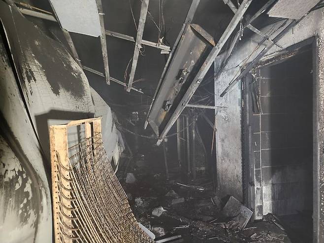 [부산=뉴시스] 23일 오후 8시47분께 부산 사상구의 한 제조공장 4층에서 원인이 밝혀지지 않은 불이 났다. 불은 공장 내부와 기계 등을 태워 2100만원(소방t서 추산) 상당의 재산피해를 내고 1시간30여분만에 진화됐다. (사진=부산소방재난본부 제공) 2025.06.24. photo@newsis.com *재판매 및 DB 금지