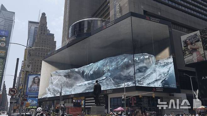 [서울=뉴시스] 뉴욕 타임스스퀘어에서 선보인 디스트릭트 작품.