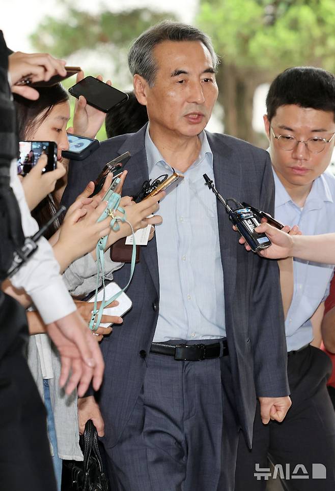 [서울=뉴시스] 이영환 기자 = 김건희 여사 의혹을 수사하는 민중기 특별검사가 24일 오전 서울 서초구의 사무실로 출근하며 취재진의 질문에 답하고 있다. 2025.06.24. 20hwan@newsis.com