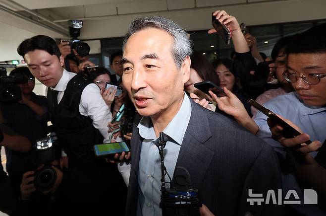 [서울=뉴시스] 이영환 기자 = 김건희 여사 의혹을 수사하는 민중기 특별검사가 24일 오전 서울 서초구의 사무실로 출근하며 취재진의 질문에 답하고 있다. 2025.06.24. 20hwan@newsis.com