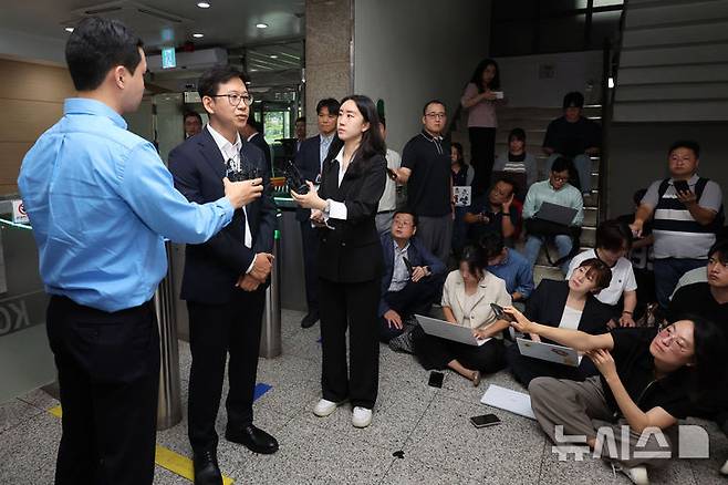 [서울=뉴시스] 권창회 기자 = 배경훈 과학기술정보통신부 장관 후보자가 24일 오전 서울 종로구 광화문 우체국에 마련된 인사청문회 준비 집무실로 출근해 취재진의 질의에 답하고 있다. 2025.06.24. kch0523@newsis.com