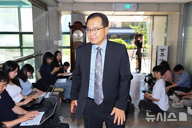 [서울=뉴시스] 황준선 기자 = 채상병 순직사건 외압 의혹을 수사하는 이명현 특별검사가 23일 오전 서울 서초구 서초동 사무실로 출근하고 있다. 2025.06.23. hwang@newsis.com