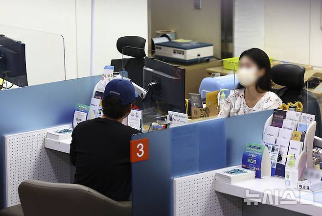 [서울=뉴시스] 김근수 기자 = 3단계 스트레스 총부채원리금상환비율(DSR) 규제 시행을 앞둔 10일 서울 시내의 한 시중은행에서 시민이 가계대출 상담을 받고 있다. 2025.06.10. ks@newsis.com