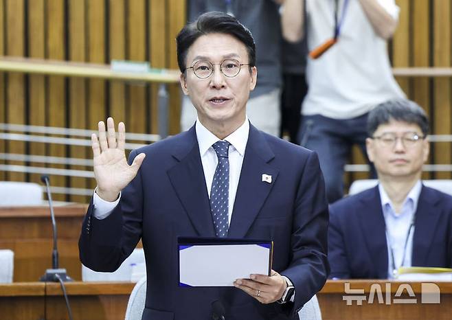 [서울=뉴시스] 김명년 기자 = 김민석 국무총리 후보자가 24일 오전 서울 여의도 국회에서 열린 국무총리 임명동의에 관한 인사청문특별위원회 전체회의에서 선서하고 있다. 2025.06.24. kmn@newsis.com