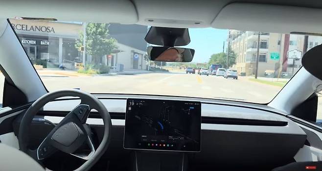 [서울=뉴시스] 유튜브 채널 '테슬라 데일리(Tesla Daily)'에는 전날 텍사스 오스틴의 한 도로에서 테슬라 로보택시가 좌회전 차선에 진입한 뒤 좌회전을 하지 못하고 우왕좌왕하다가 그대로 직진해 도로 중앙선을 넘어 약 7초간 역주행하는 장면이 담긴 영상이 올라왔다. (사진=테슬라 데일리 유튜브 채널 영상 갈무리) 2025.06.23. *재판매 및 DB 금지