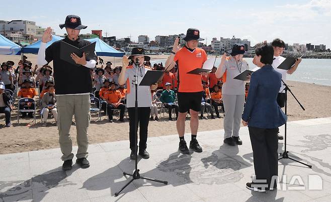 [제주=뉴시스] 우장호 기자 = 본격적인 피서철을 앞둔 19일 오후 제주시 이호테우해수욕장에서 여름철 물놀이 안전사고 예방을 위한 '119시민수상구조대'가 발대식을 하고 있다. 119시민수상구조대는 소방공무원 36명이 각 해수욕장의 안전관리 총괄 지휘를 맡으며, 수변안전요원 529명과 민간안전요원 190명이 현장에서 직접적인 안전관리 업무를 수행한다. 2025.06.19. woo1223@newsis.com