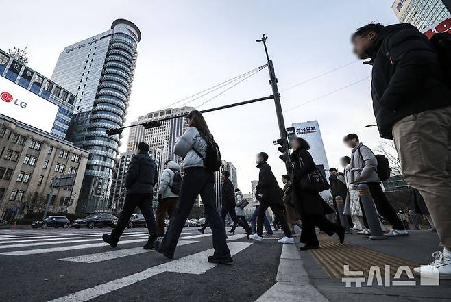 [서울=뉴시스] 정병혁 기자 = 을사년 새해 첫 평일 출근일인 지난 1월 2일 서울 종로구 광화문네거리에서 직장인들이 출근하고 있다. 2025.01.02. jhope@newsis.com