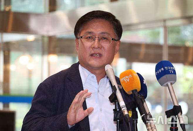 [서울=뉴시스] 고승민 기자 = 김성환 환경부 장관 후보자가 24일 서울 여의도 이룸센터에 마련된 후보자 사무실로 출근하던 중 취재진 질문에 답하고 있다. 2025.06.23. kkssmm99@newsis.com