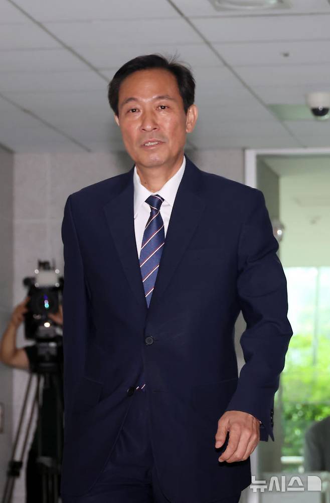 [서울=뉴시스] 고승민 기자 = 우상호 대통령실 정무수석이 24일 서울 여의도 국회 의원회관에서 송미령 농림축산식품부 장관 유임 관련 더불어민주당 농해수위 위원들과 면담을 하기 위해 회의실로 향하고 있다. 2025.06.24. kkssmm99@newsis.com