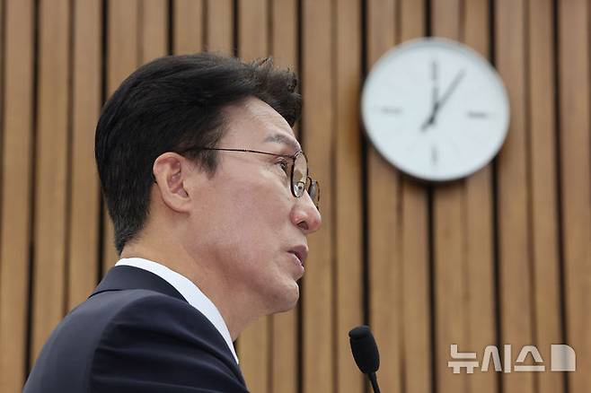 [서울=뉴시스] 김명년 기자 = 김민석 국무총리 후보자가 24일 오전 서울 여의도 국회에서 열린 국무총리 임명동의에 관한 인사청문특별위원회 전체회의에서 주진우 국민의힘 의원의 질의에 답하고 있다. 2025.06.24. kmn@newsis.com