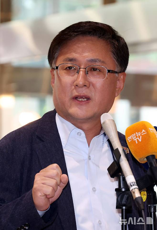 [서울=뉴시스] 고승민 기자 = 김성환 환경부 장관 후보자가 24일 서울 여의도 이룸센터에 마련된 후보자 사무실로 출근하던 중 취재진 질문에 답하고 있다. 2025.06.23. kkssmm99@newsis.com