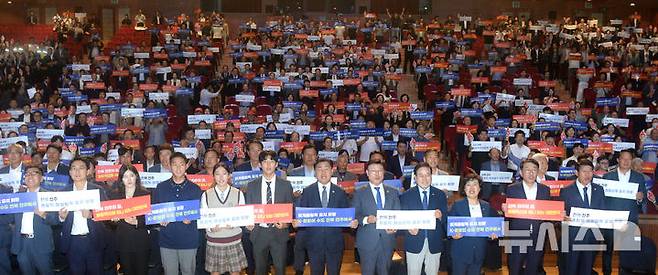 [전주=뉴시스] 김얼 기자 = 김관영(가운데) 전북특별자치도지사를 비롯한 관계자들이 23일 전북 전주시 한국소리문화의전당에서 열린 '전주 하계올림픽 범도민 유치 추진위원회 출범식'에 참석해 퍼포먼스를 하고 있다. 2025.06.23. pmkeul@newsis.com