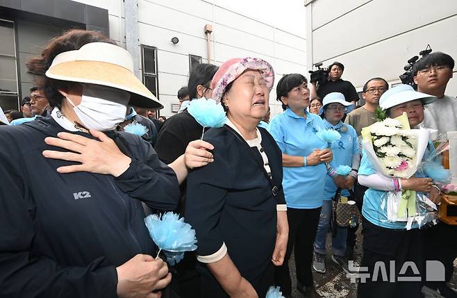 [화성=뉴시스] 김종택 기자 = 24일 오전 경기 화성시 전곡리 아리셀 참사 화재현장에서 열린 '아리셀 참사 1주기 현장 추모 위령제'에서 유가족들이 헌화하고 있다. (공동취재) 2025.06.24. photo@newsis.com