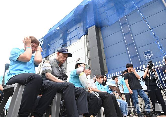 [화성=뉴시스] 김종택 기자 = 24일 경기 화성시 서신면 아리셀 화재 현장에서 열린 '아리셀 참사 1주기 현장 추모 위령제'에서 유가족들이 눈물을 흘리고 있다. 2025.06.24. jtk@newsis.com