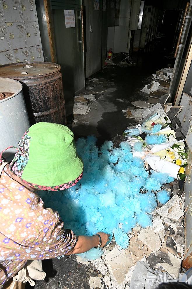 [화성=뉴시스] 김종택 기자 = 24일 오전 경기 화성시 전곡리 아리셀 참사 화재현장에서 열린 '아리셀 참사 1주기 현장 추모 위령제'에서 유가족들이 헌화하고 있다. (공동취재) 2025.06.24. photo@newsis.com