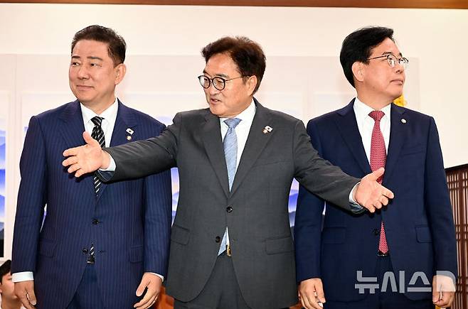 [서울=뉴시스] 김금보 기자 = 우원식(가운데) 국회의장이 24일 오전 서울 여의도 국회에서 김병기(왼쪽) 더불어민주당 당대표 직무대행 겸 원내대표와 송언석 국민의힘 원내대표와 대화하기에 앞서 기념사진을 찍은 뒤 다른 배석자들도 부르고 있다. (공동취재) 2025.06.24. photo@newsis.com