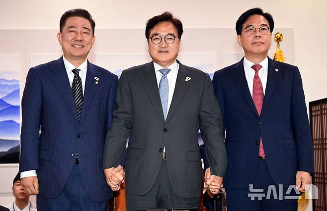 [서울=뉴시스] 김금보 기자 = 우원식(가운데) 국회의장이 24일 오전 서울 여의도 국회에서 김병기(왼쪽) 더불어민주당 당대표 직무대행 겸 원내대표와 송언석 국민의힘 원내대표와 대화하기에 앞서 기념사진을 찍고 있다. (공동취재) 2025.06.24. photo@newsis.com