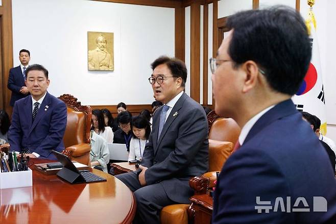 [서울=뉴시스] 김금보 기자 = 우원식 국회의장이 24일 오전 서울 여의도 국회에서 양당 원내대표 회동을 주재하며 발언하고 있다. (공동취재) 2025.06.24. photo@newsis.com