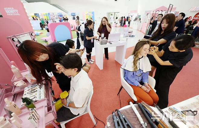 [서울=뉴시스] 조성우 기자 = 19일 오후 서울 중구 동대문디자인플라자(DDP) 어울림광장에서 열린 2025 코리아뷰티페스티벌을 찾은 외국인 관람객들이 메이크업 체험을 하고 있다. 2025.06.19. xconfind@newsis.com