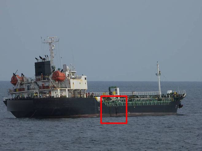 [신안=뉴시스] 30일 오후 3시17분께 전남 신안군 가거도 북서방 87㎞ 해상에서 80t급 근해통발 어선 A호와 싱가포르 선적 3387t급 석유제품운반선 B호(사진)가 충돌해 해경이 수습하고 있다. (사진 = 목포해경 제공) 2025.03.30. photo@newsis.com   *재판매 및 DB 금지