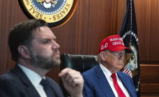 [워싱턴=AP/뉴시스] 도널드 트럼프 대통령이 지난 21일 백악관 상황실에서 이란 폭격 '자정의 해머' 작전을 지켜보고 있다. 좌측에 JD 밴스 부통령이 함께 앉아 있다. 2025.05.24. *재판매 및 DB 금지