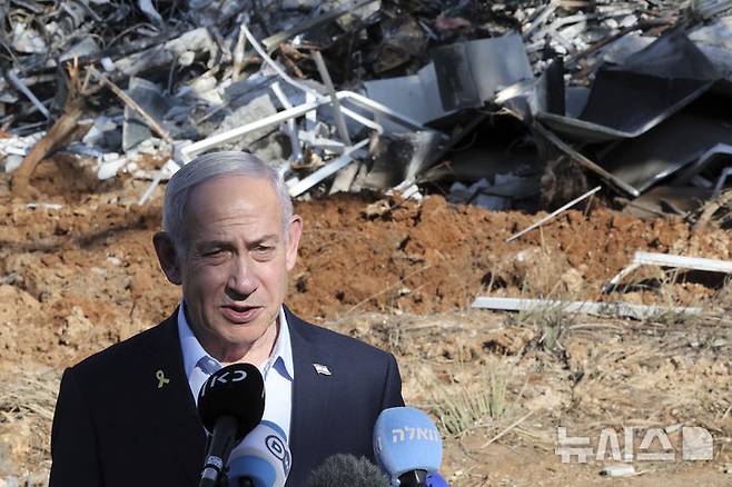 [레호보트=AP/뉴시스] 베냐민 네타냐후 이스라엘 총리가 지난 20일(현지 시간) 이스라엘 레호보트에서 이란의 미사일 공격을 받은 와이즈만 과학연구소를 방문해 성명을 발표하고 있다. 2025.06.24.