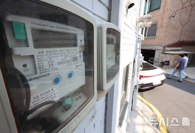 [서울=뉴시스] 배훈식 기자 = 한국전력공사가 3분기(7~9월분) 전기요금에 대해 동결할 것으로 예상된 23일 오후 서울 종로구의 한 주택가에 설치된 전력량계가 작동하고 있다.  2025.06.23. dahora83@newsis.com