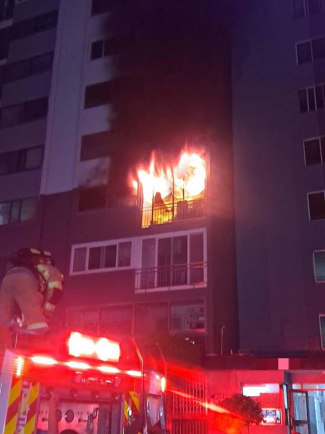 [부산=뉴시스] 새벽 시간대 발생한 화재로 자매가 변을 당한 24일 부산 부산진구의 한 아파트 화재 당시 상황 (사진=독자 제공) 2025.06.24. photo@newsis.com *재판매 및 DB 금지