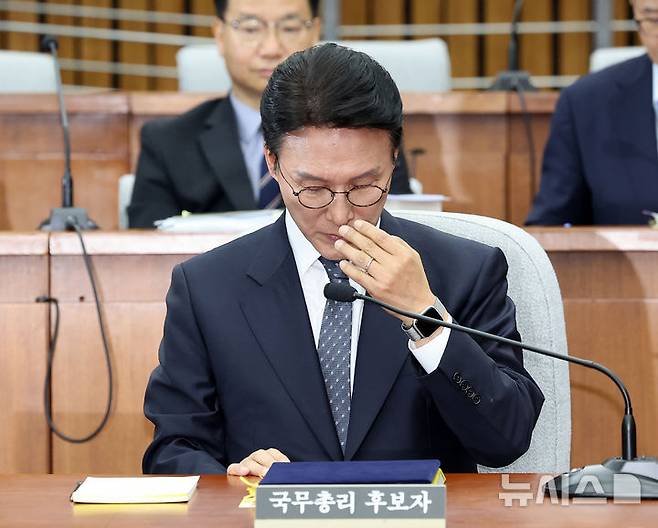 [서울=뉴시스] 김명년 기자 = 김민석 국무총리 후보자가 24일 서울 여의도 국회에서 열린 국무총리 임명동의에 관한 인사청문특별위원회 전체회의에서 안경을 고쳐 쓰고 있다. 2025.06.24. kmn@newsis.com