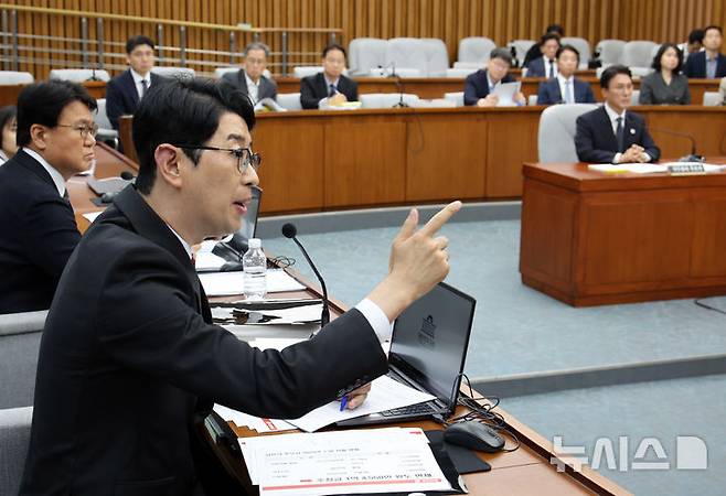 [서울=뉴시스] 김금보 기자 = 주진우 국민의힘 의원이 24일 서울 여의도 국회에서 열린 김민석 국무총리 후보자 인사청문회에서 발언을 하고 있다. 2025.06.24. kgb@newsis.com