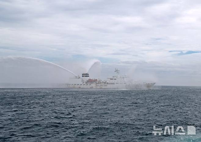 [제주=뉴시스] 해양경찰청과 행정안전부, 지자체, 소방 등이 25일 제주 서귀포시 우도 해상에서 범정부 합동 대응을 위한 '민·관·군 합동 수난 대비 기본 훈련'을 전개하고 있다. (사진=제주지방해양경찰청 제공) 2025.06.24. photo@newsis.com