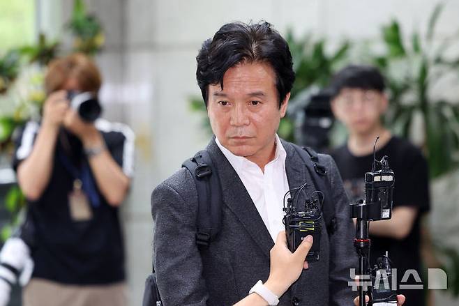 [서울=뉴시스] 김선웅 기자 = 김영훈 고용노동부 장관 후보자가 24일 서울 중구 서울지방고용노동청에 마련된 인사청문회 준비 사무실로 출근하며 취재진과 질의응답을 하고 있다. 2025.06.24. mangusta@newsis.com