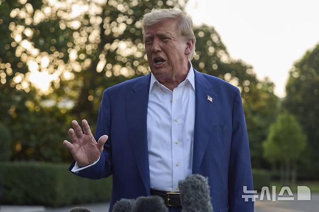 [워싱턴=AP/뉴시스]도널드 트럼프 미 대통령이 24일 백악관 사우스 론에서 북대서양조약기구(나토) 정상회담 참석을 위해 헤이그로 출발하기 전 마린원 탑승에 앞서 기자들과 이야기하고 있다. 그는 소셜미디어 '트루스'를 통해 이란과의 휴전 유지를 위해 이스라엘의 모든 전투기 조종사들을 귀국시키라고 경고하면서 "이스라엘, 폭탄을 투하하지 마라. 폭탄 투하는 중대한 (휴전)위반이다. 지금 당장 모든 조종사들을 귀국시켜라"고 말했다. 2025.06.24.