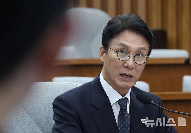 [서울=뉴시스] 고승민 기자 = 김민석 국무총리 후보자가 24일 서울 여의도 국회에서 열린 인사청문회에서 주진우 국민의힘 의원 질의에 답하고 있다. 2025.06.24. kkssmm99@newsis.com