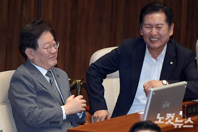 지난해 7월 2일 서울 여의도 국회에서 열린 제415회국회(임시회) 제4차 본회의에서 당시 의원 신분이었던 이재명 대통령과 정청래 최고위원이 대화하며 환하게 웃고 있다. 윤창원 기자