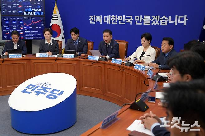 더불어민주당 김병기 당대표 직무대행 겸 원내대표가 23일 서울 여의도 국회에서 열린 최고위원회의에서 발언을 하고 있다. 윤창원 기자