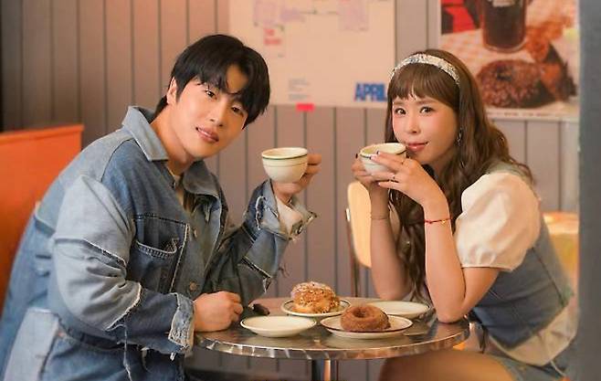 가수 신지(오른쪽)와 문빈 듀엣곡 '샬라카둘라' 스틸컷