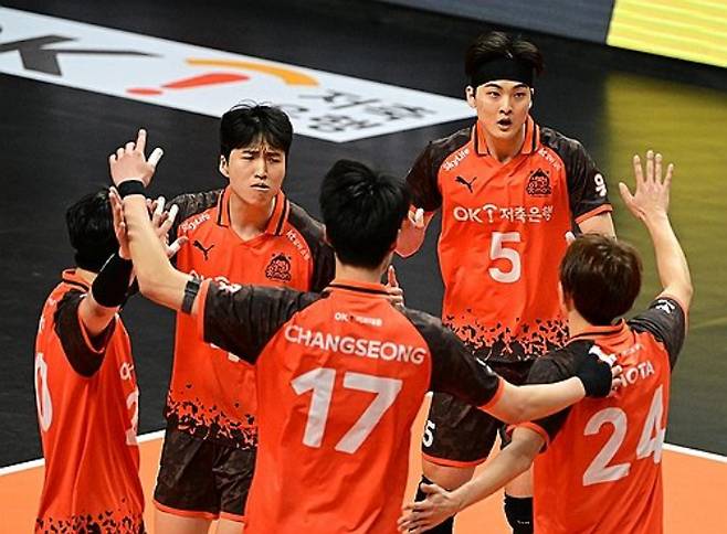 프로배구 OK저축은행이 경기도 안산에서 부산으로 연고지를 옮긴다. 사진은 지난 시즌 OK저축은행의 경기 모습. 한국배구연맹
